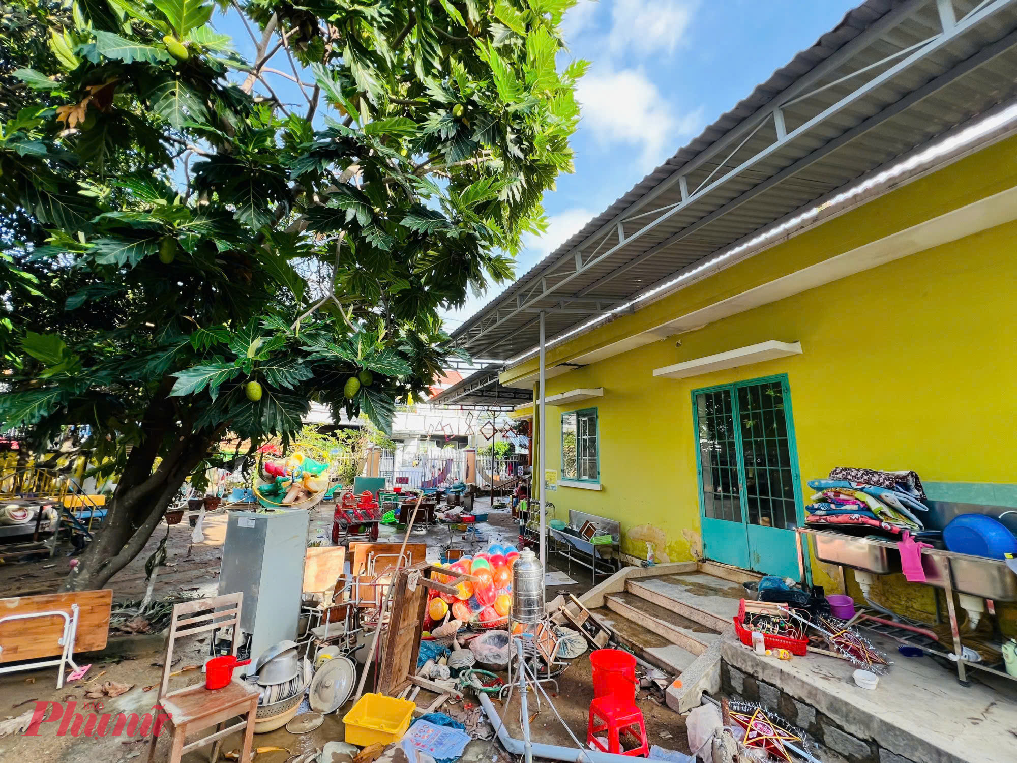 Khu vui chơi trong sân trường mầm non Vĩnh Hiệp trước  khi được sửa chữa