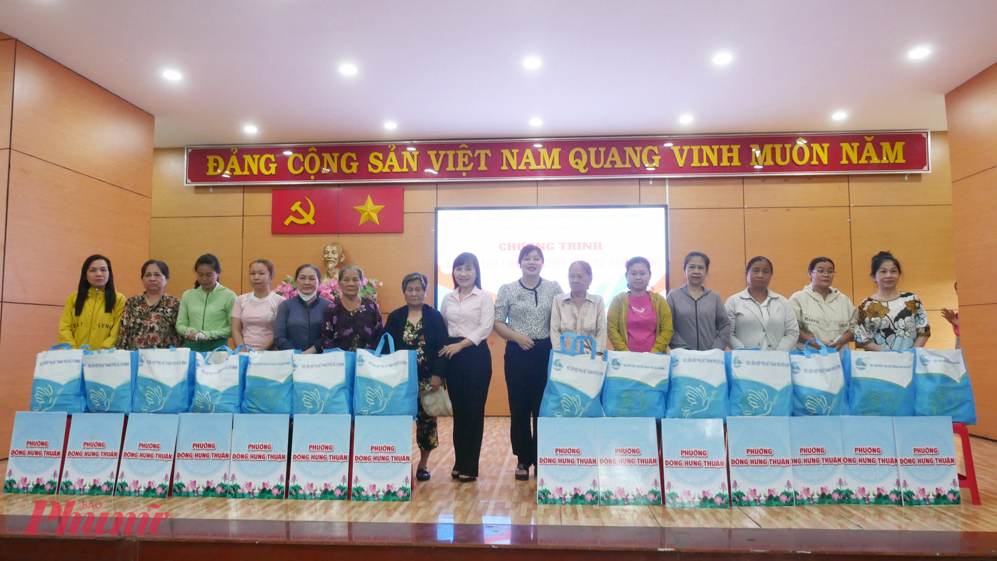 Bà Trịnh Thị Thanh, Phó Chủ tịch Thường trực Hội Liên hiệp Phụ nữ  Thành phố Hồ Chí Minh - Trân trọng giới thiệu đ/c Nguyễn Thị Ngoãn, Ủy viên Ban Thường Đảng ủy, Chủ tịch Ủy ban Mặt trận Tổ quốc Việt Nam phường