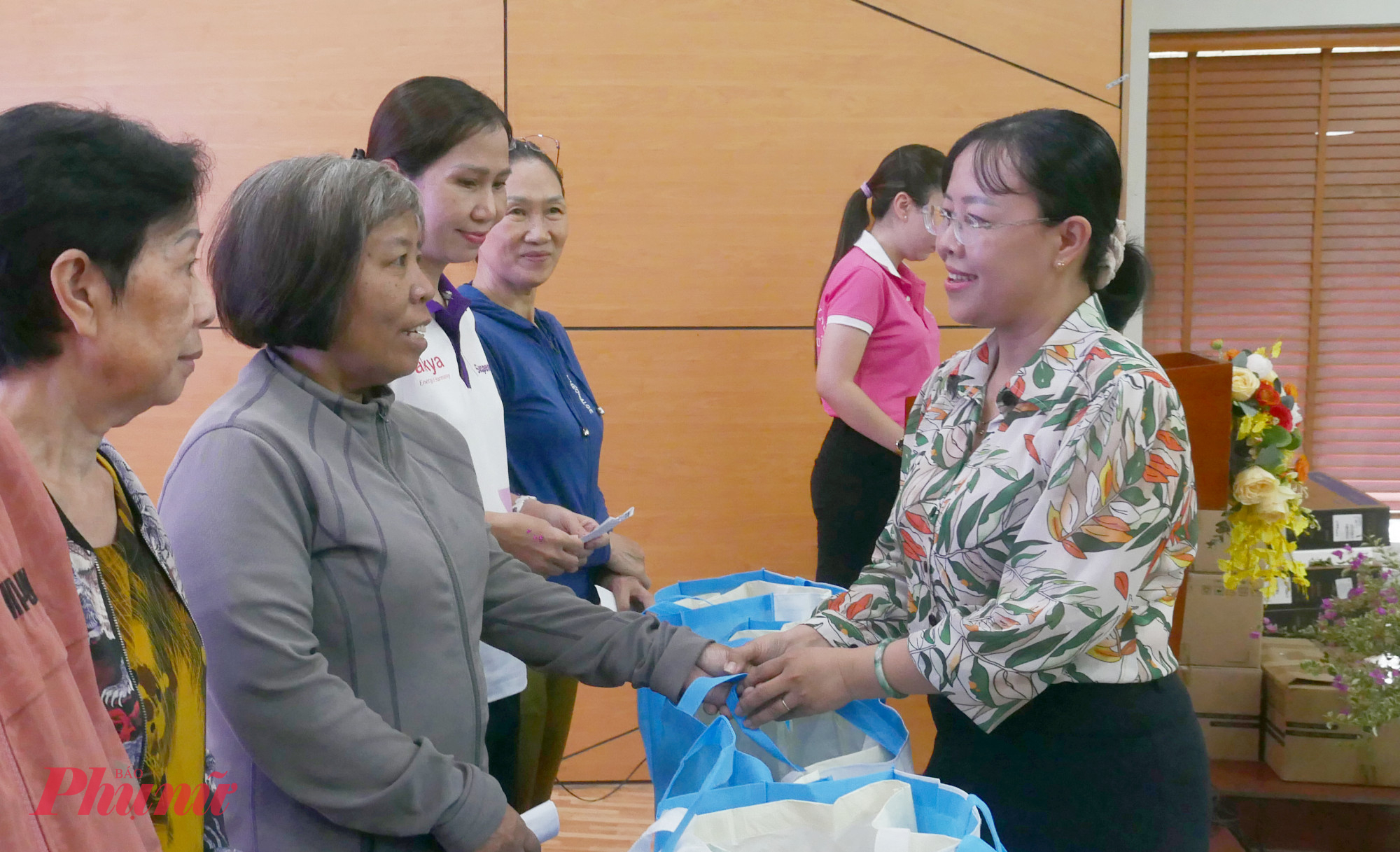 Bà Nguyễn Ngọc Yến, Đảng ủy viên, Phó Chủ tịch Ủy ban Mặt trận Tổ quốc Việt Nam phường, Chủ tịch Hội Liên hiệp Phụ nữ phường