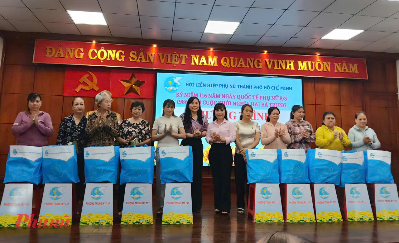 Tại phường Trung Mỹ Tây, Hội LHPN TPHCM và các đơn vị tặng 100 phần quà đến phụ nữ khó khăn 