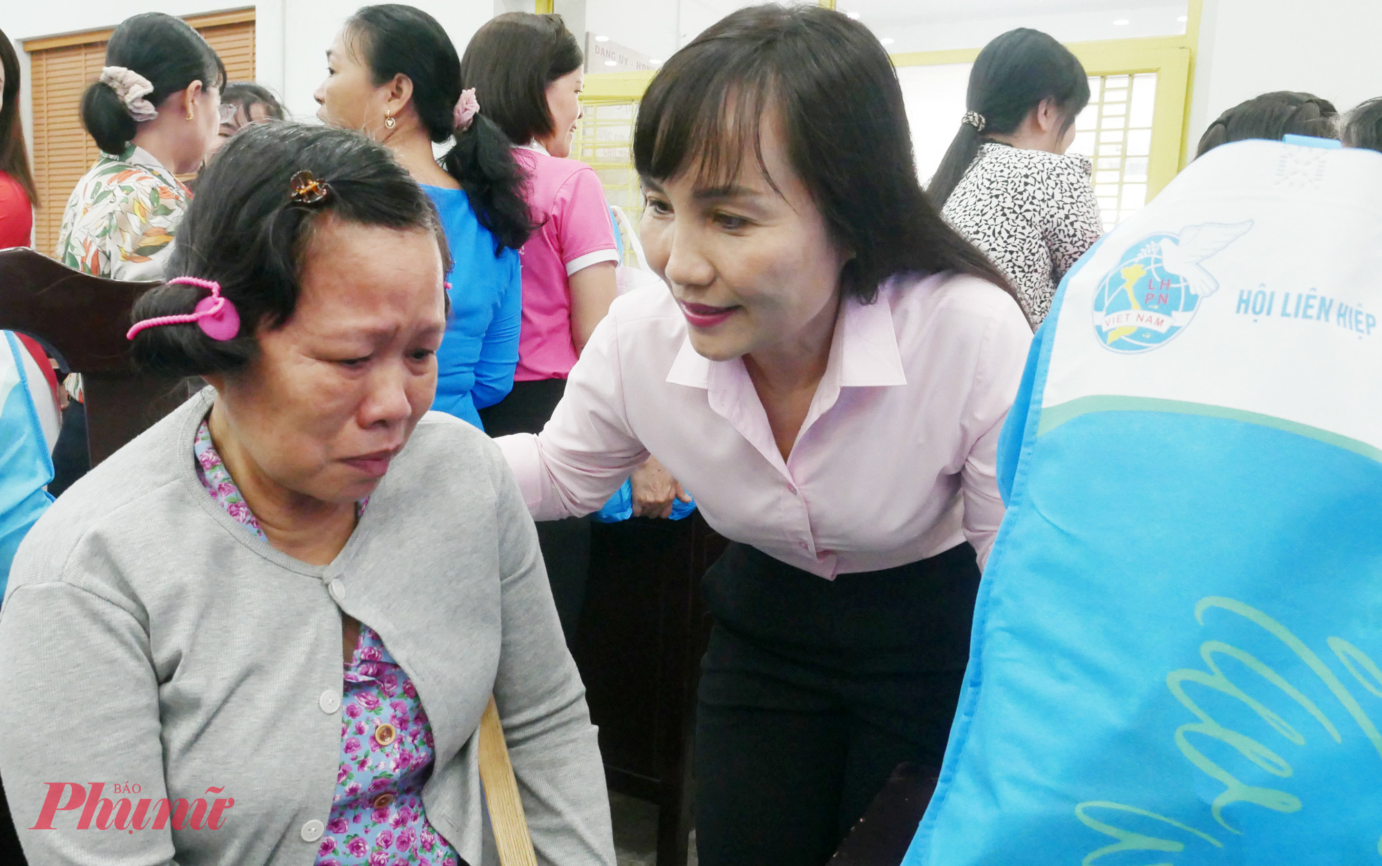 Bà Trịnh Thị Thanh - tặng quà đến phụ nữ nữ khuyết tật tại chương trình