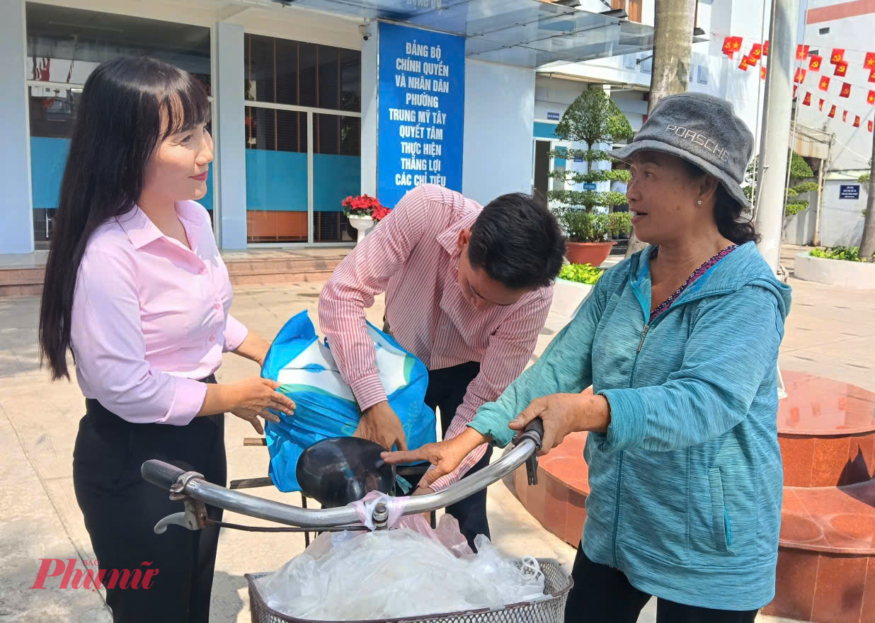 Bà Trịnh Thị Thanh tiếp tục tặng các phần quà san sẻ yêu thương đến phụ nữ khó khăn tại phường Trung Mỹ Tây