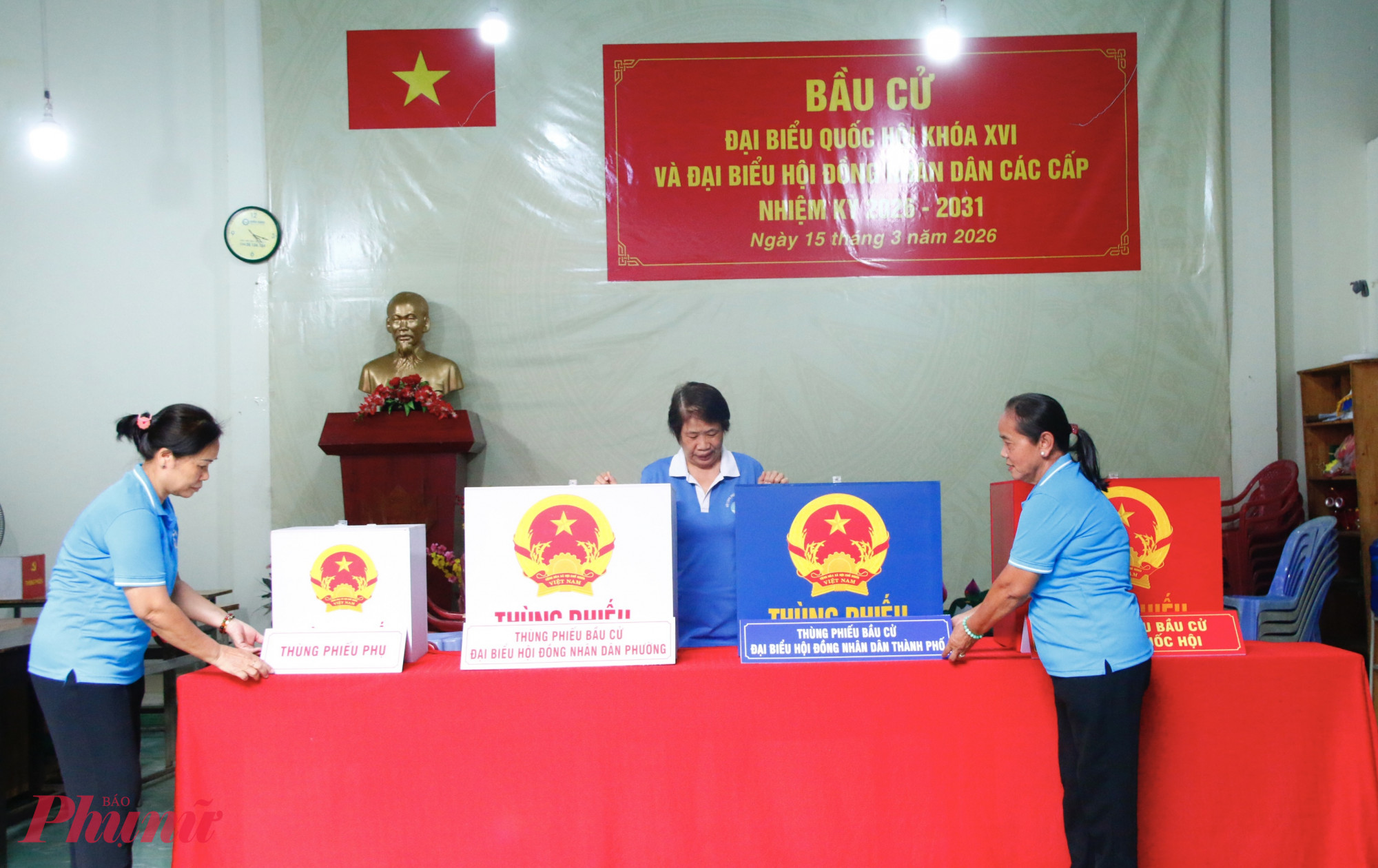 Chiều 13/3, để chuẩn bị cho cuộc bầu cử đại biểu Quốc hội khóa XVI và đại biểu HĐND các cấp nhiệm kỳ 2026 -2031, phụ nữ các khu phố 3 và 8, phường Tân Sơn đã cùng tổ bầu cử số 8 khẩn trương chuẩn bị khu vực bầu cử. Mỗi người một việc, tất cả cùng chung tay hoàn thiện các khâu trang trí, sắp xếp để điểm bầu cử chu đáo, trang nghiêm.