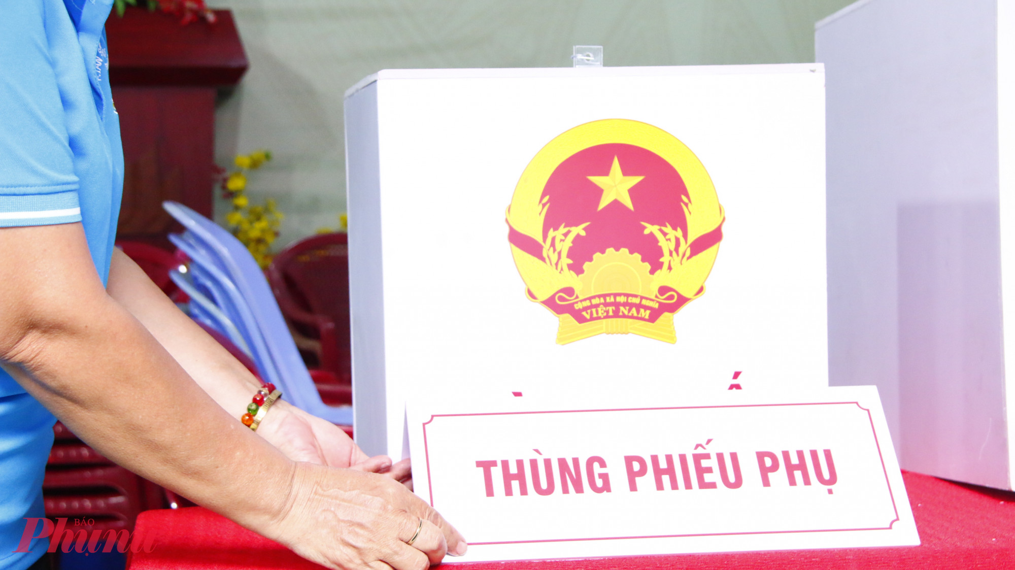 Từng chi tiết trang trí, thùng phiếu được bố trí ngay ngắn, chỉnh chu, tạo không gian trang trọng cho khu vực bầu cử.