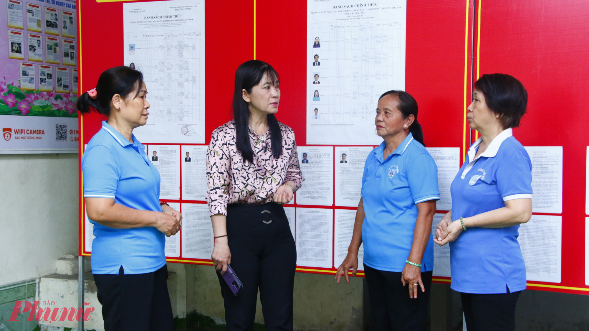 Bà Nguyễn Thị Kim Thanh – Chủ tịch Hội LHPN phường, thành viên Ủy ban bầu cử phường Tân Sơn – trao đổi về công tác chuẩn bị, trang trí tại điểm bầu cử.