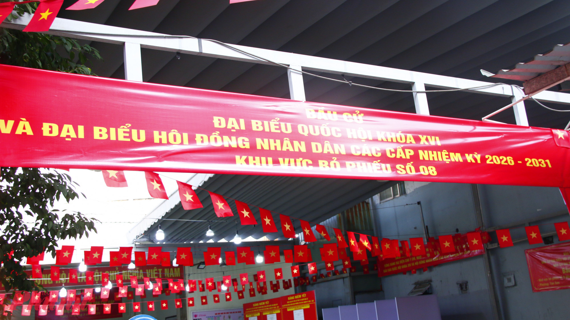 Quanh khu vực bầu cử được trang trí trang trọng với cờ, băng rôn, khẩu hiệu theo quy định, góp phần tạo nên không khí nghiêm túc, ý nghĩa cho ngày hội lớn của toàn dân.