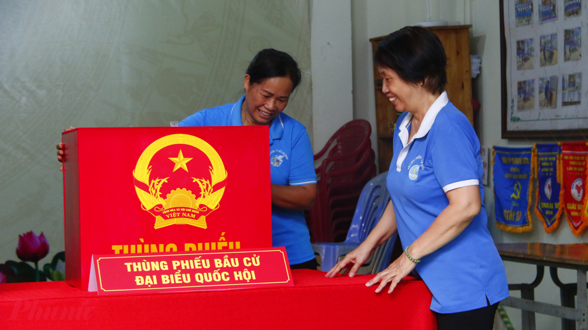 Bà Đặng Thị Sen – hội viên phụ nữ khu phố 8 – chia sẻ: “5 năm mới có một ngày hội lớn của toàn dân như thế này nên bản thân tôi cũng mong muốn góp một phần sức nhỏ. Những ngày qua, tôi cùng Tổ bầu cử số 8 rà soát danh sách cử tri, phát thẻ cử tri, đồng thời treo cờ, băng rôn… để góp phần chuẩn bị cho cuộc bầu cử diễn ra trang trọng, đúng quy định, an toàn và dân chủ.”