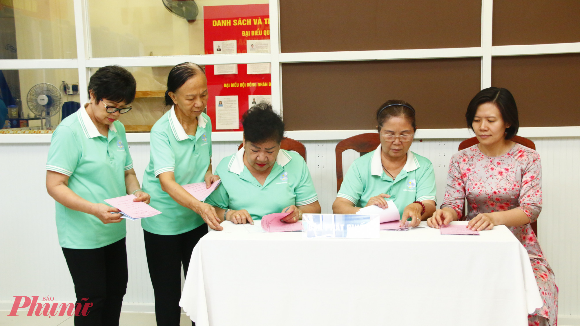 Bà Lê Thị Thu Hồng – Trưởng khu phố 21, phường Diên Hồng, đồng thời là thành viên Tổ công tác bầu cử tại điểm bỏ phiếu số 13 – cho biết những ngày qua, tổ bầu cử đã khẩn trương rà soát, đối chiếu danh sách cử tri để việc phát phiếu bầu diễn ra chính xác, nhanh chóng. Song song đó, các thành viên cũng đẩy mạnh tuyên truyền, vận động người dân treo cờ Tổ quốc, tham gia bầu cử đông đủ, đúng giờ, đúng quy định; đồng thời chuẩn bị chu đáo cơ sở vật chất, trang trí phòng phiếu trang trọng, lịch sự. Theo bà Hồng, điểm bỏ phiếu số 13 có hơn 1.300 cử tri tham gia bầu cử. Bà mong muốn cử tri khi đến bầu cử cảm nhận rõ ý nghĩa của ngày hội lớn, đồng thời thực hiện đầy đủ quyền và trách nhiệm công dân của mình.