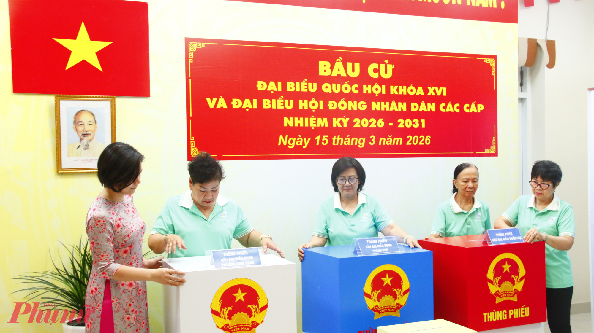 Tại điểm sinh hoạt văn hóa – thể thao – học tập cộng đồng ( khu vực bỏ phiếu số 13, phường Diên Hồng), không gian được trang hoàng với cờ Tổ quốc, băng rôn, khẩu hiệu khắp nơi,lan toả khí thế của ngày hội toàn dân.