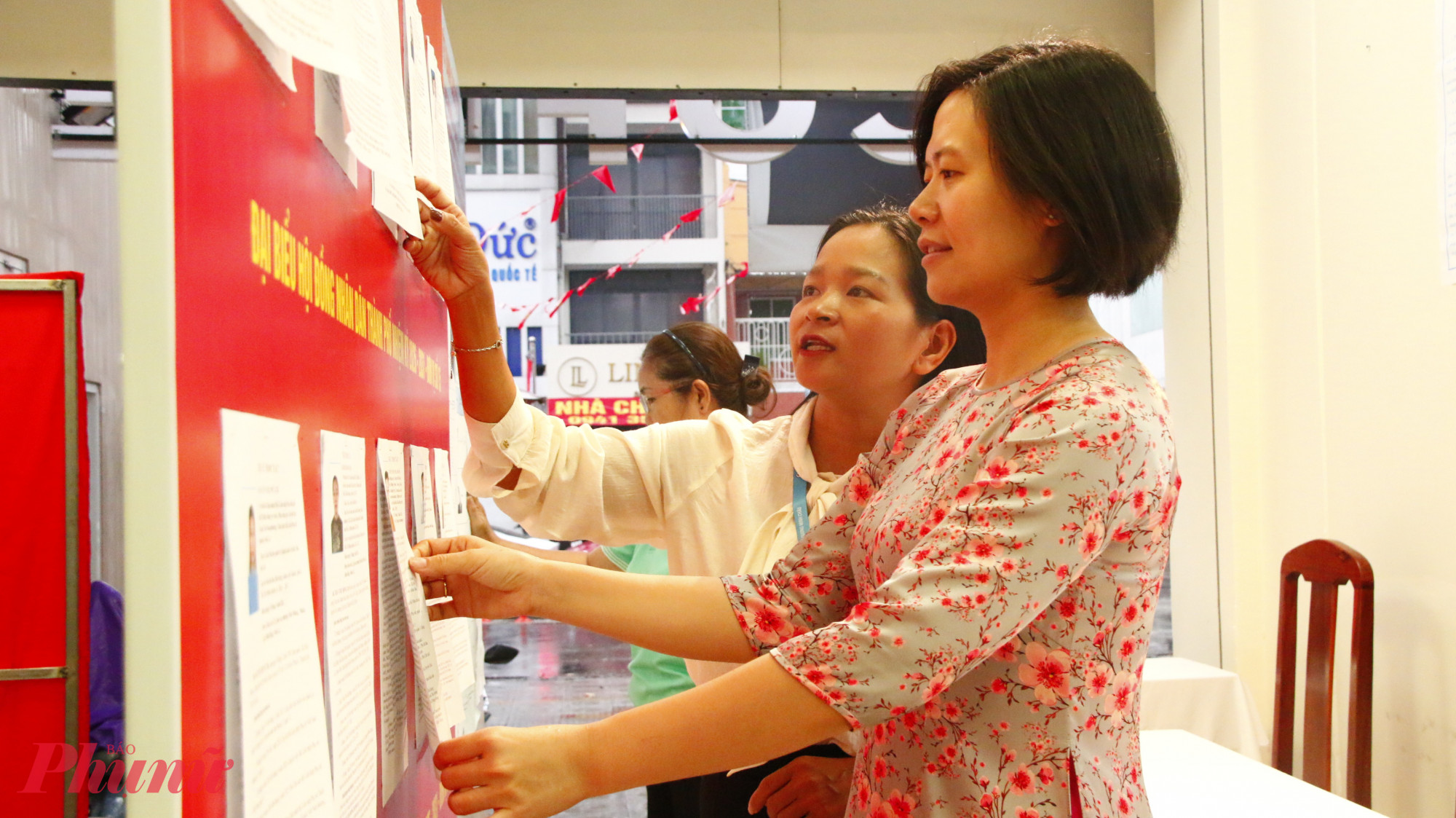  Danh sách các ứng cử viên cũng được niêm yết trang trọng, dễ quan sát, sẵn sàng cho ngày bầu cử 15/3 tới đây.