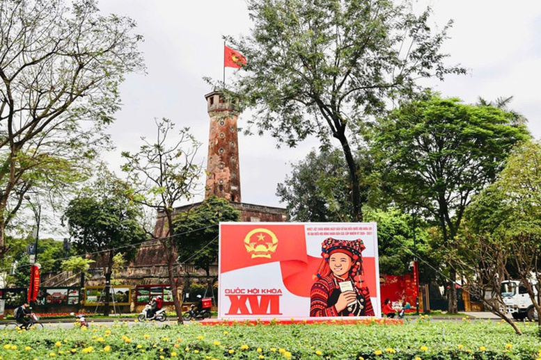 Khắp các tuyến phố trung tâm và khu dân cư trên địa bàn Hà Nội được trang hoàng rực rỡ cờ hoa, pano, áp phích tuyên truyền, tạo nên không khí phấn khởi, vui tươi hướng về ngày hội lớn của toàn dân - Ảnh: VGP/Minh Thư