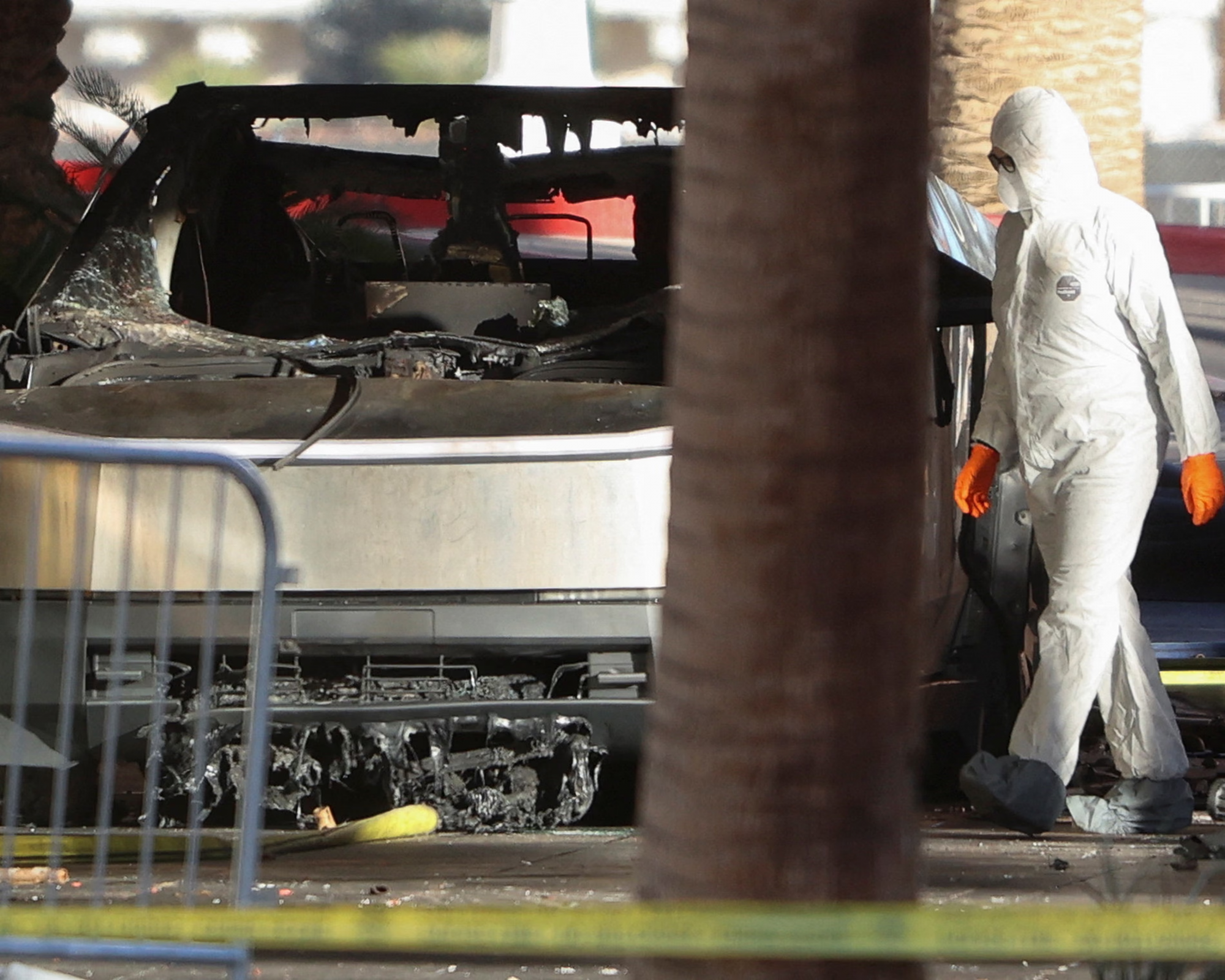 Hiện trường vụ đánh bom xe Tesla Cybertruck ở Las Vegas vào tháng 1/2025, thủ phạm được cho là đã xin lời khuyên về chất nổ từ ChatGPT — Ảnh: Ronda Churchill