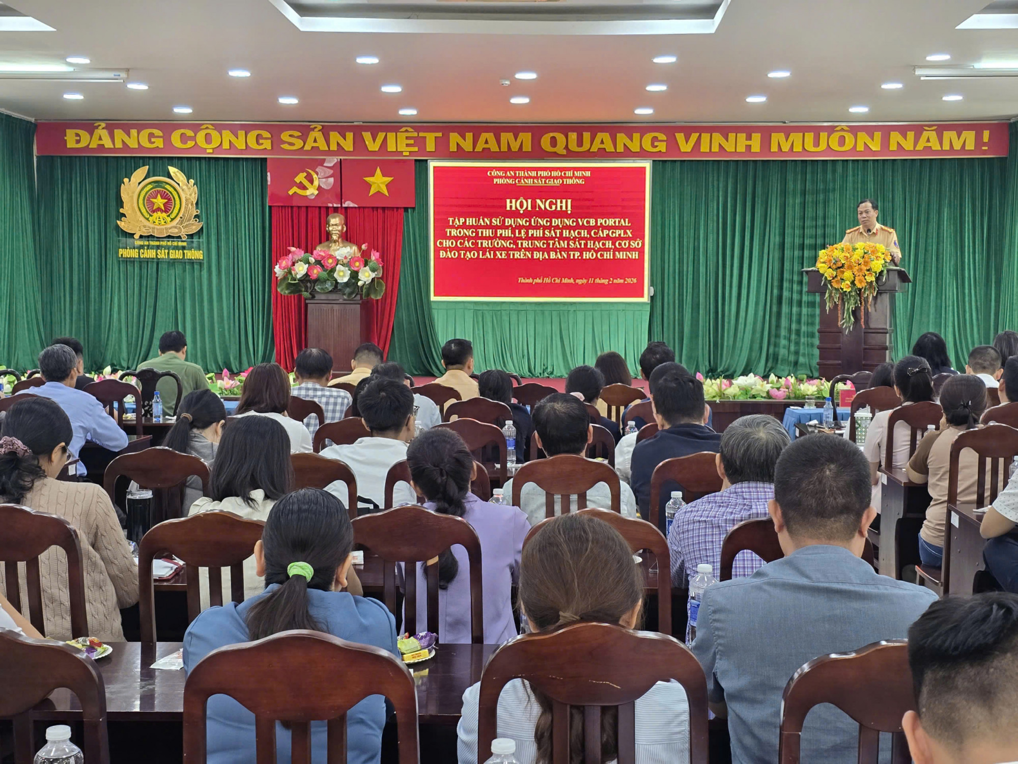 Phòng CSGT phối hợp Ngân hàng Vietcombank tổ chức tập huấn  sử dụng ứng dụng VCB Portal trong thu phí và lệ phí sát hạch, cấp GPLX cho 112 cở sở đào tạo và 43 trường, trung tâm sát hạch lái xe trên địa bàn