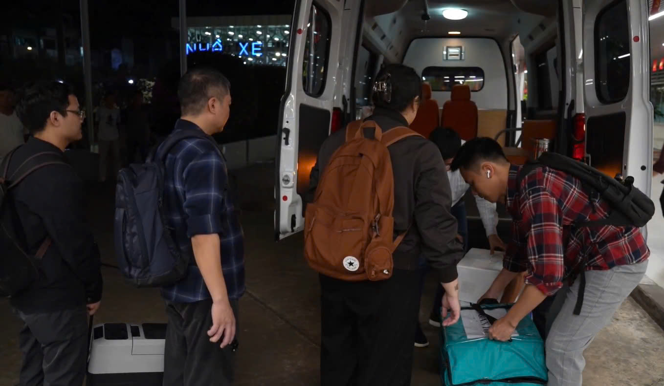 Vận chuyển tạng xuyên đêm từ TPHCM về Hà Nội, Huế - ảnh: Bệnh viện cung cấp
