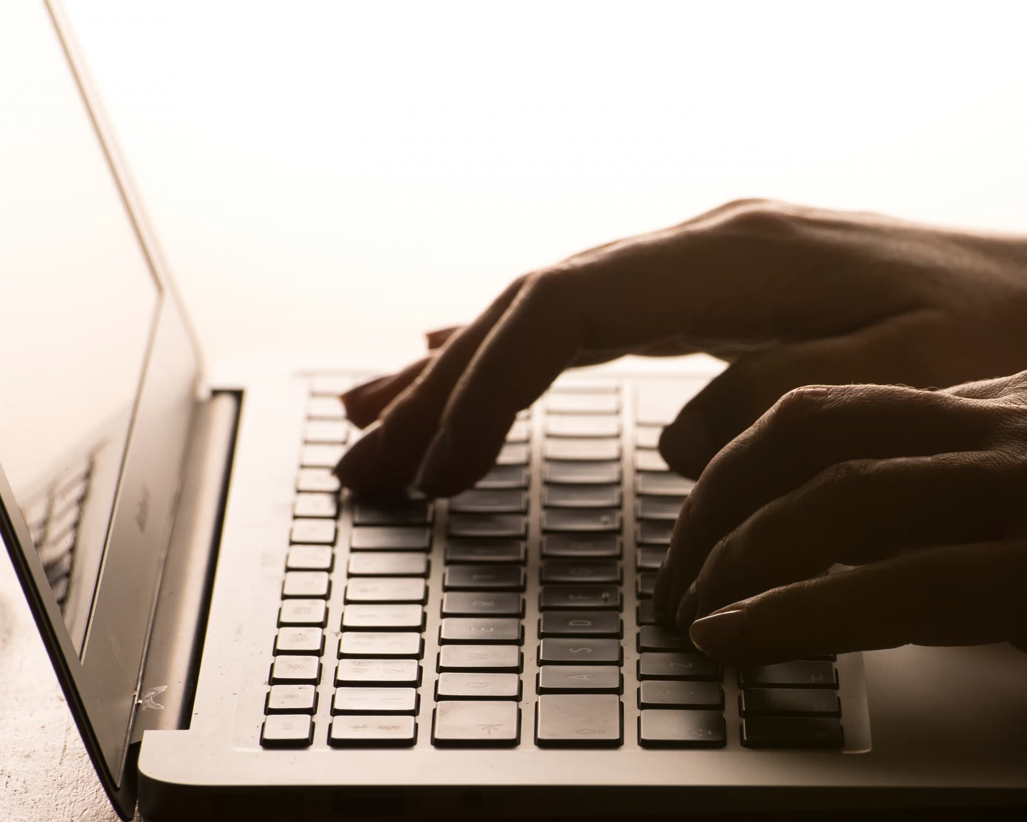 Bộ Quy tắc ứng xử văn hóa trên môi trường số khuyến khích người dùng thận trọng khi chia sẻ thông tin, không lan truyền tin giả. Ảnh: Interner