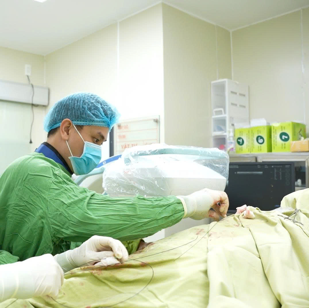 Ca phẫu thuật cho nam bệnh nhân tại Bệnh viện đa khoa Quốc tế Minh Anh (ảnh BVCC)