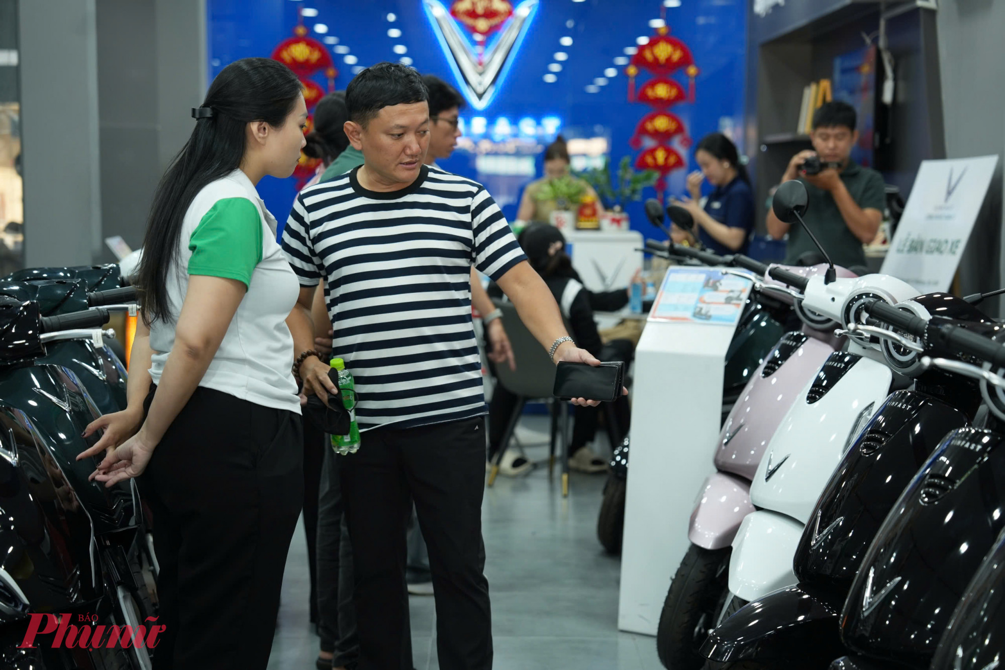 30 phút quan sát, cửa hàng Vinfast chốt 5 xe máy điện cho khách trong sáng 13/3.