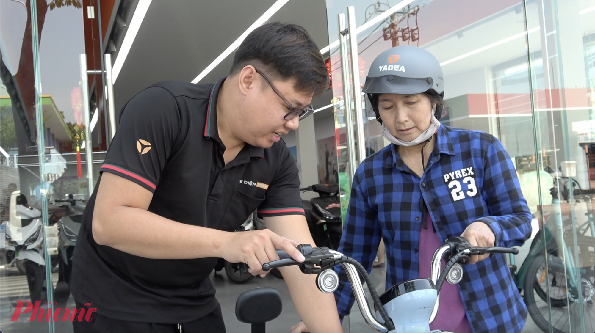 Nhân viên cửa hàng xe điện Yadea cũng tất bật khách, ghi nhận mức tăng khoảng 2-3 lần trong tháng 3/2026.