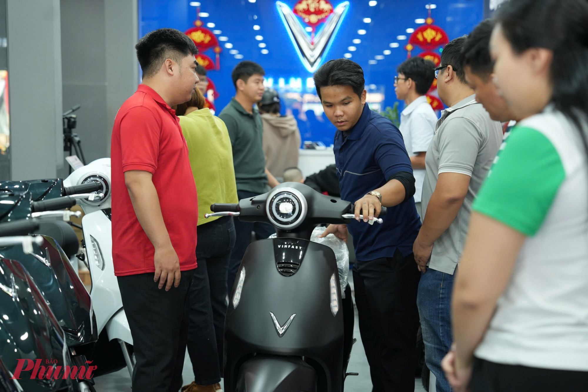 Theo quan sát, nhân viên cửa hàng xe điện này gần như phân bổ tối đa nhân sự để hỗ trợ, tư vấn cho khách mua hàng, tìm hiểu xe điện.