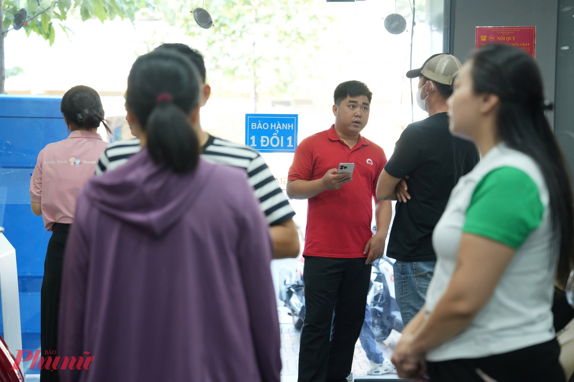 Cửa hàng này vừa có chính sách đổi xe xăng lấy xe điện cũng khá thu hút khách. 