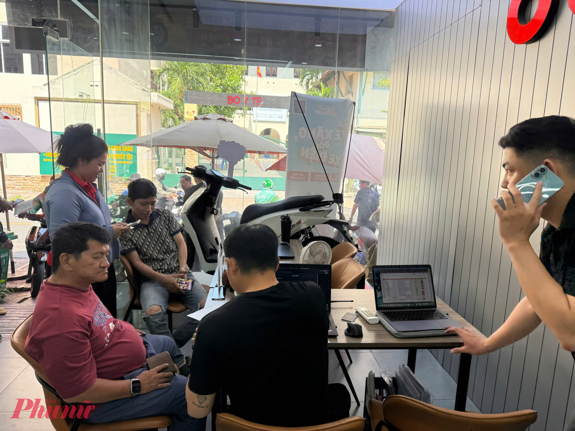 Khách chờ làm thủ tục mua xe tại Datbike sáng 13/3. Ảnh: Quốc Thái