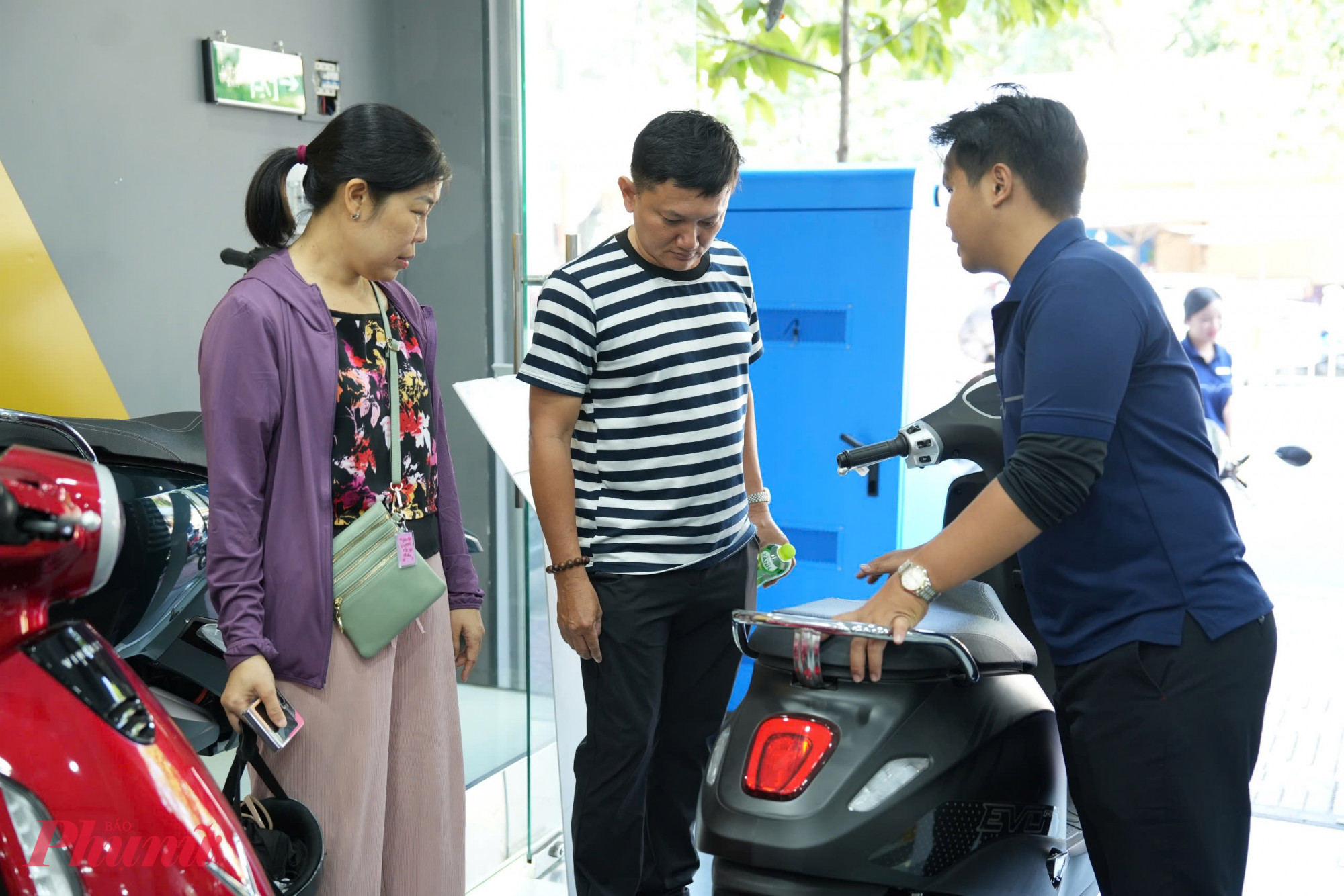 Khách liên tục ra vào cửa hàng Vinfast tại đường Nguyễn Tri Phương xem, chốt xe.