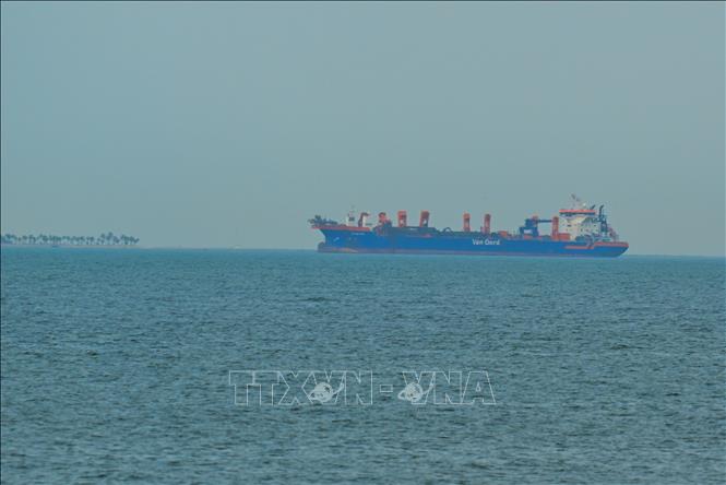 Tàu thương mại neo đậu ngoài khơi bờ biển thành phố Dubai, Các tiểu vương quốc Arab thống nhất, khi hệ thống hàng hải bị gián đoạn tại eo biển Hormuz, ngày 2/3/2026. Ảnh: AA/TTXVN