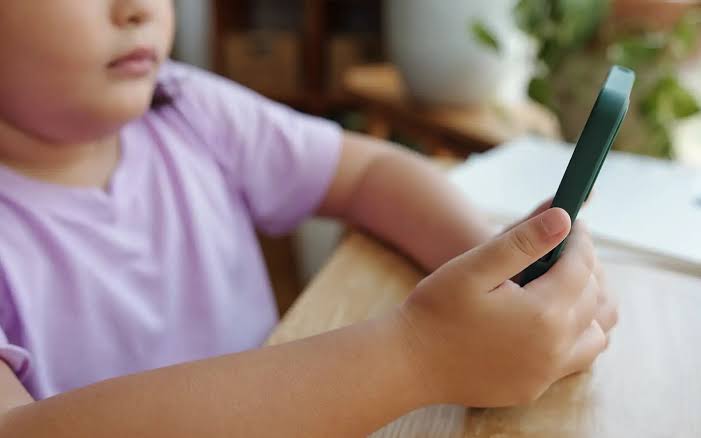 Bắt nạt, áp lực học tập, các vấn đề trong gia đình, thông tin tiêu cực trên mạng xã hội... là nguyên nhân chính khiến tình trạng trẻ em mắc trầm cảm tăng mạnh - Ảnh minh họa: Canva