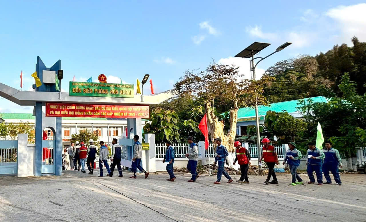 Người dân trên đảo Hòn Khoai (tỉnh Cà Mau) đi bầu cử sớm vào ngày 13/3. Ảnh: CTV