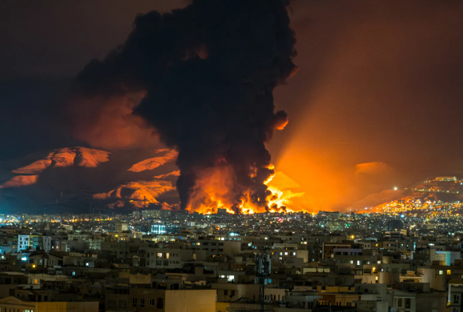 Khói và ngọn lửa bốc lên tại địa điểm không kích vào một kho dầu ở Tehran vào ngày 7/3/2026. Hoa Kỳ và Israel đã phát động các cuộc tấn công chống lại Iran...Đọc thêm| Sasan / Hình ảnh Trung Đông / AFP qua Getty Images