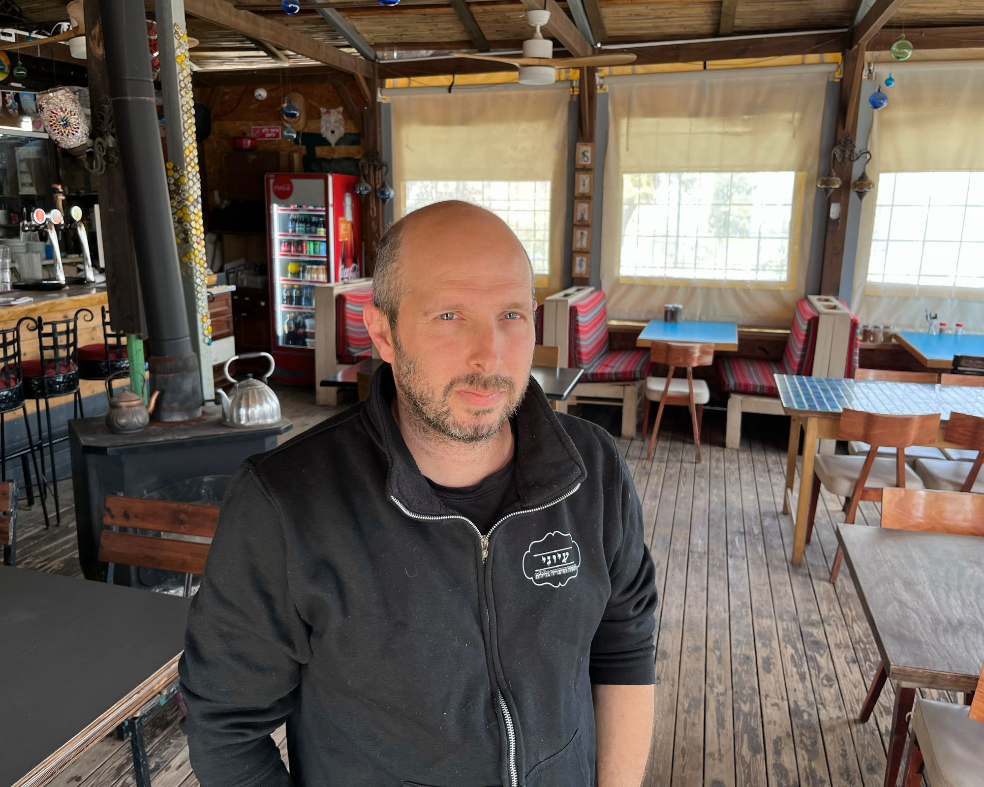 Daniel Dorfman, chủ sở hữu nhà hàng Ayuni ở Metula, Israel, vừa mới mở cửa lại trước chiến tranh - Ảnh: Jason Burke/The Guardian