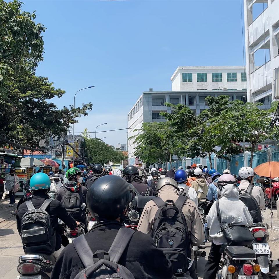 Sinh viên Trường ĐH Công nghiệp TPHCM xếp hàng dài để chờ gửi xe dưới trời nắng nóng - Ảnh: N.A