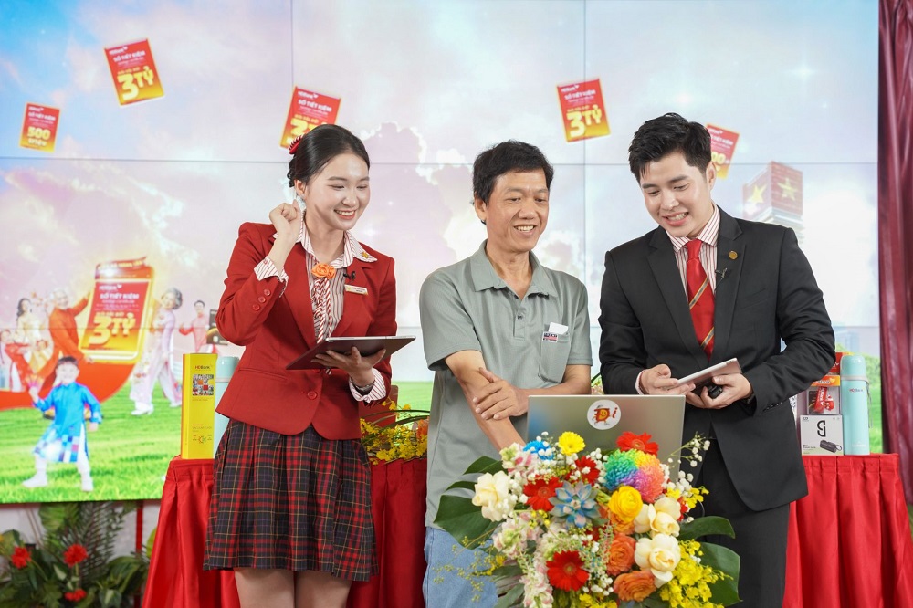 Khách hàng hào hứng đến tham gia lễ quay số công khai của HDBank - Ảnh: HDBank