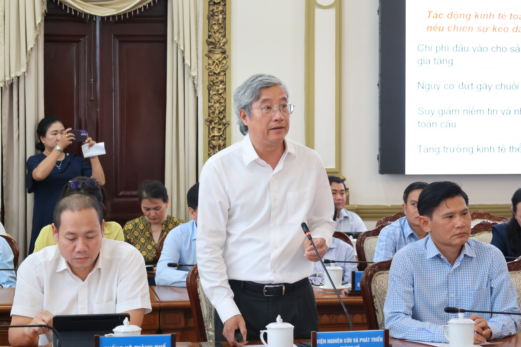 Ông Phạm Bình An - Phó viện trưởng Viện Nghiên cứu phát triển TPHCM  báo cáo đề dẫn Hội thảo - Ảnh: Web UBND TPHCM