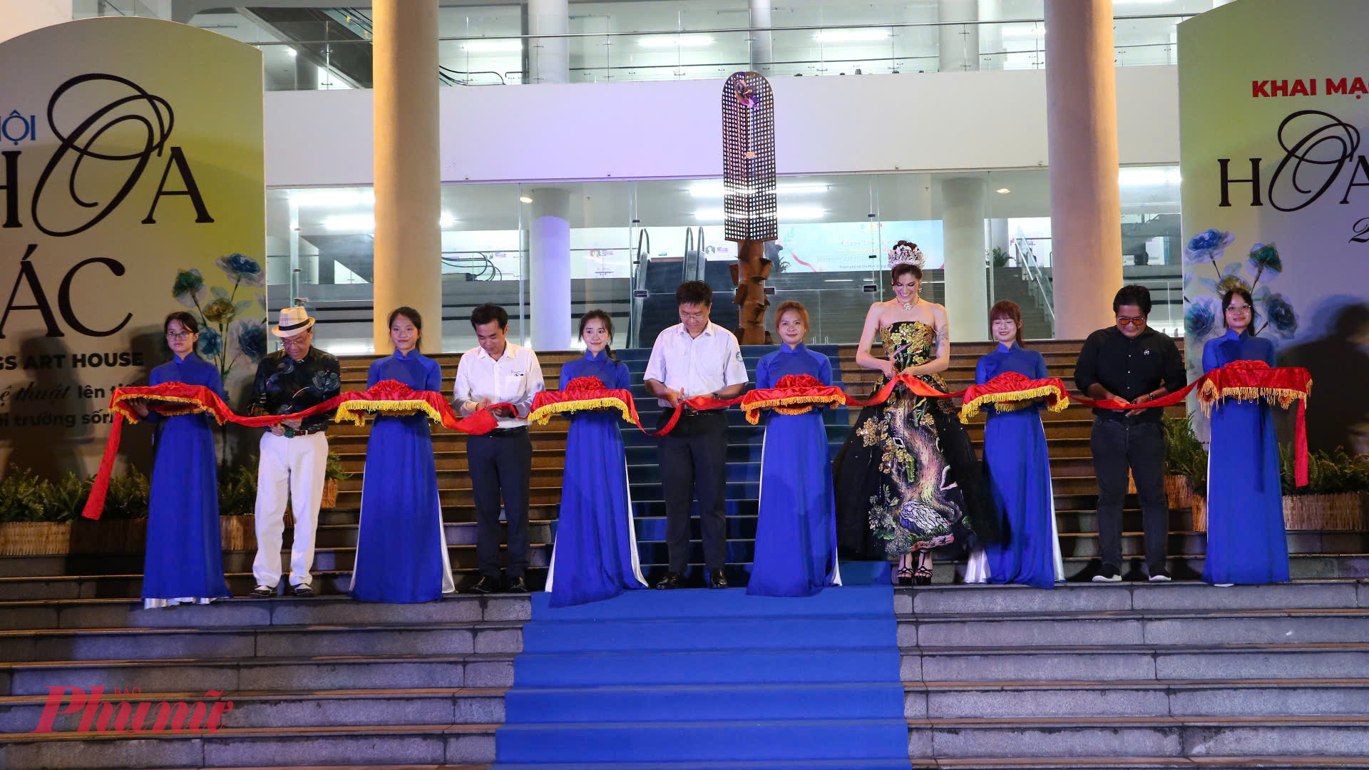 Ban tổ chức cắt băng khai mạc triễn lãm