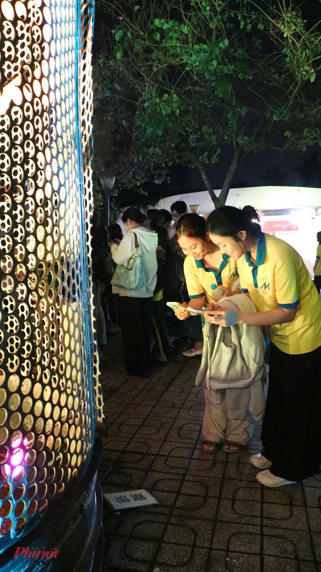 Trân Châu (bìa phải) cùng bạn quét mã QR để hiểu rõ hơn về ý nghãi của các sản phẩm - Ảnh: Trang Thư