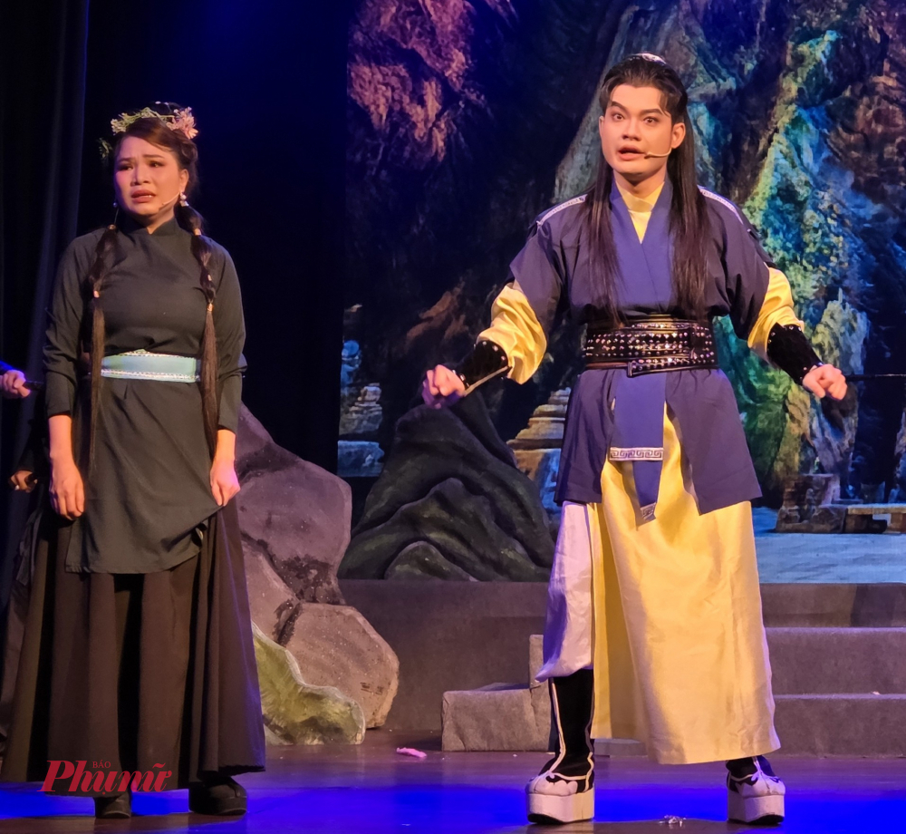 Nghệ sĩ trẻ Lý Trung Cương (phải) tham gia vai Đinh Mã Bình trong vở Gánh cỏ sông Hàn