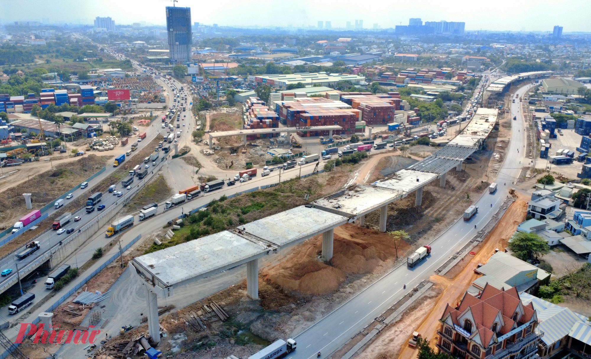 Để kịp tiến độ khai thác giai đoạn 1 vào ngày 30/6 năm nay, các nhà thầu đã huy động gần 260 nhân sự, khoảng 90 thiết bị máy móc và tổ chức 17 mũi thi công. 