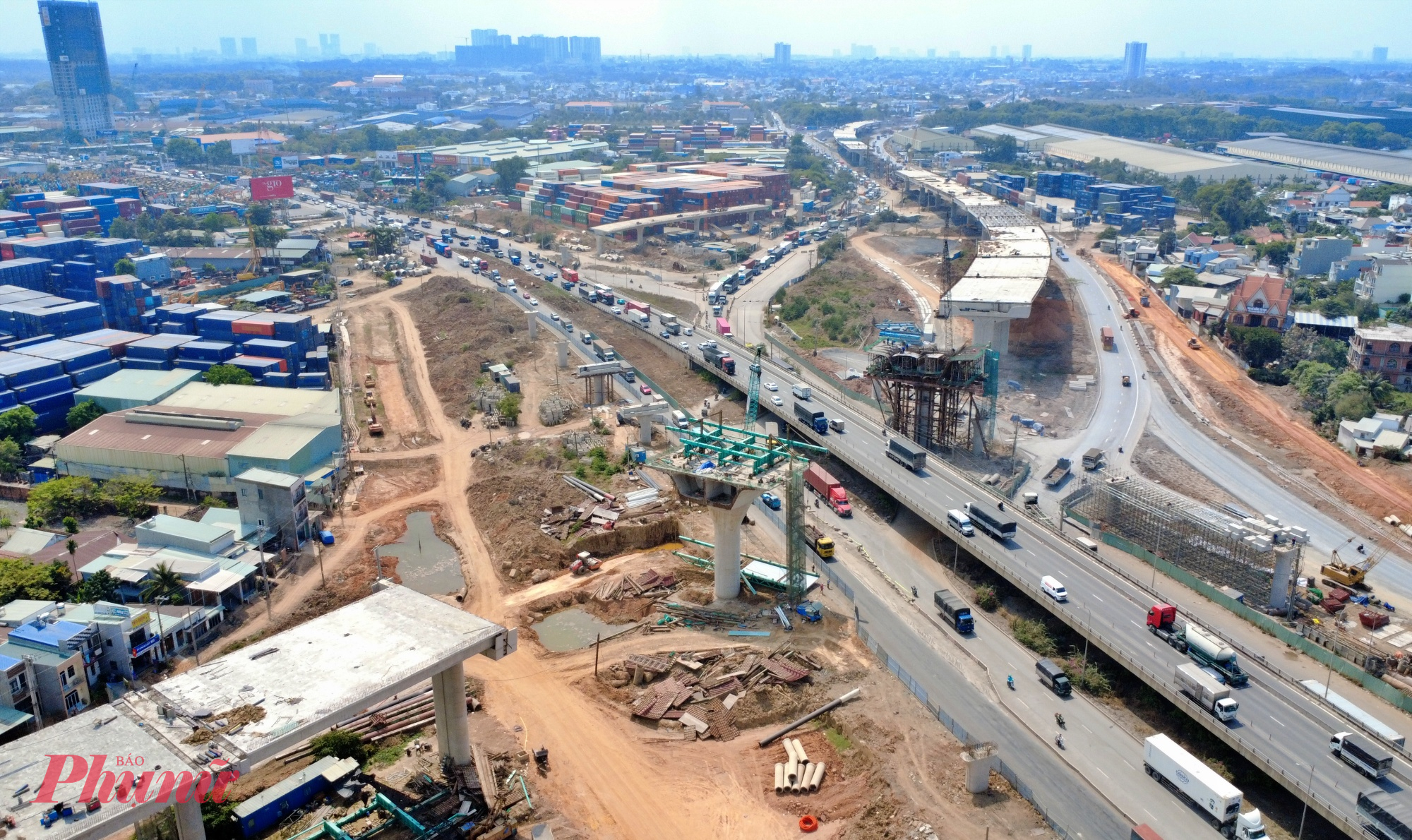 Nút giao Tân Vạn là một trong sáu nút giao thông trọng điểm và phức tạp nhất của dự án Vành đai 3 TP.HCM, giữ vai trò then chốt trong kết nối liên vùng giữa TP.HCM, Bình Dương và Đồng Nai. 