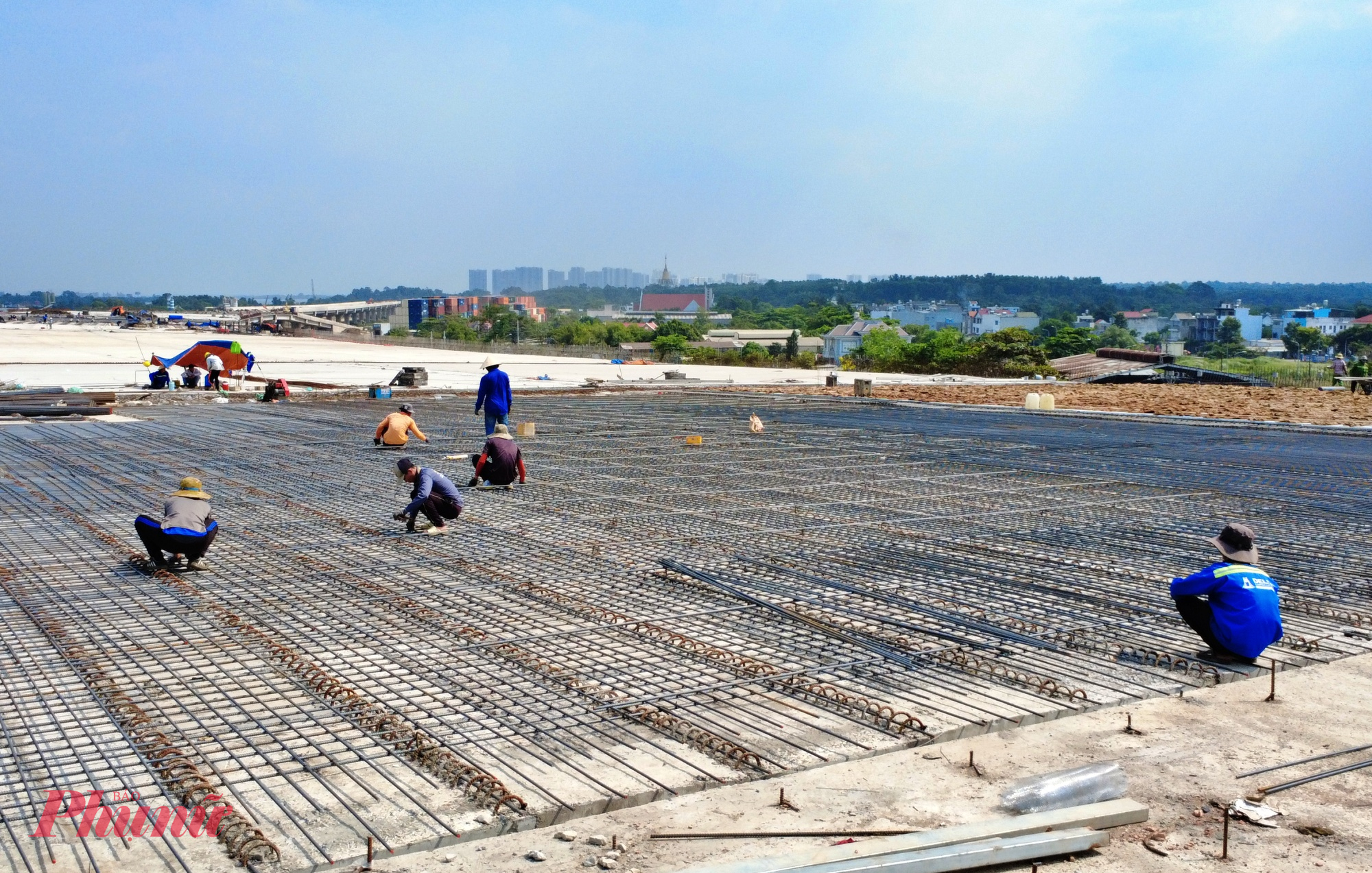 Nhà thầu đang tăng tốc triển khai khung thép để chuẩn bị đổ bê tông mặt đường đoạn kết nối với nút giao Tân Vạn