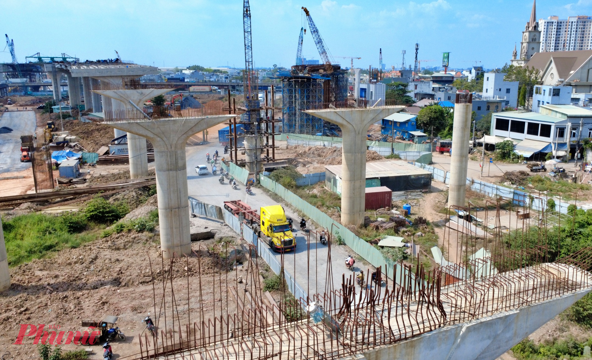 Công trường nhộn nhịp công nhân thi công từ đoạn dưới mặt đất đến cầu cạn.