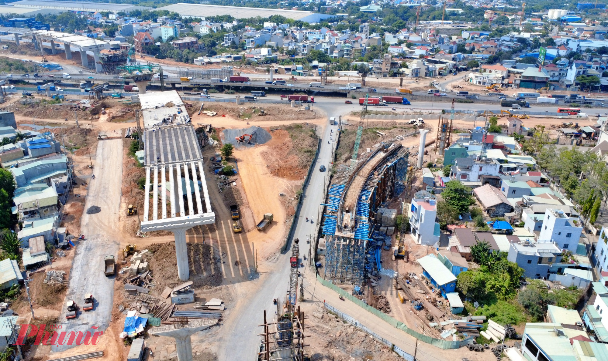 Nút giao Tân Vạn thuộc gói thầu XL1 dài 2,48km, thuộc dự án thành phần 5 của dự án đường Vành đai 3 TPHCM. 