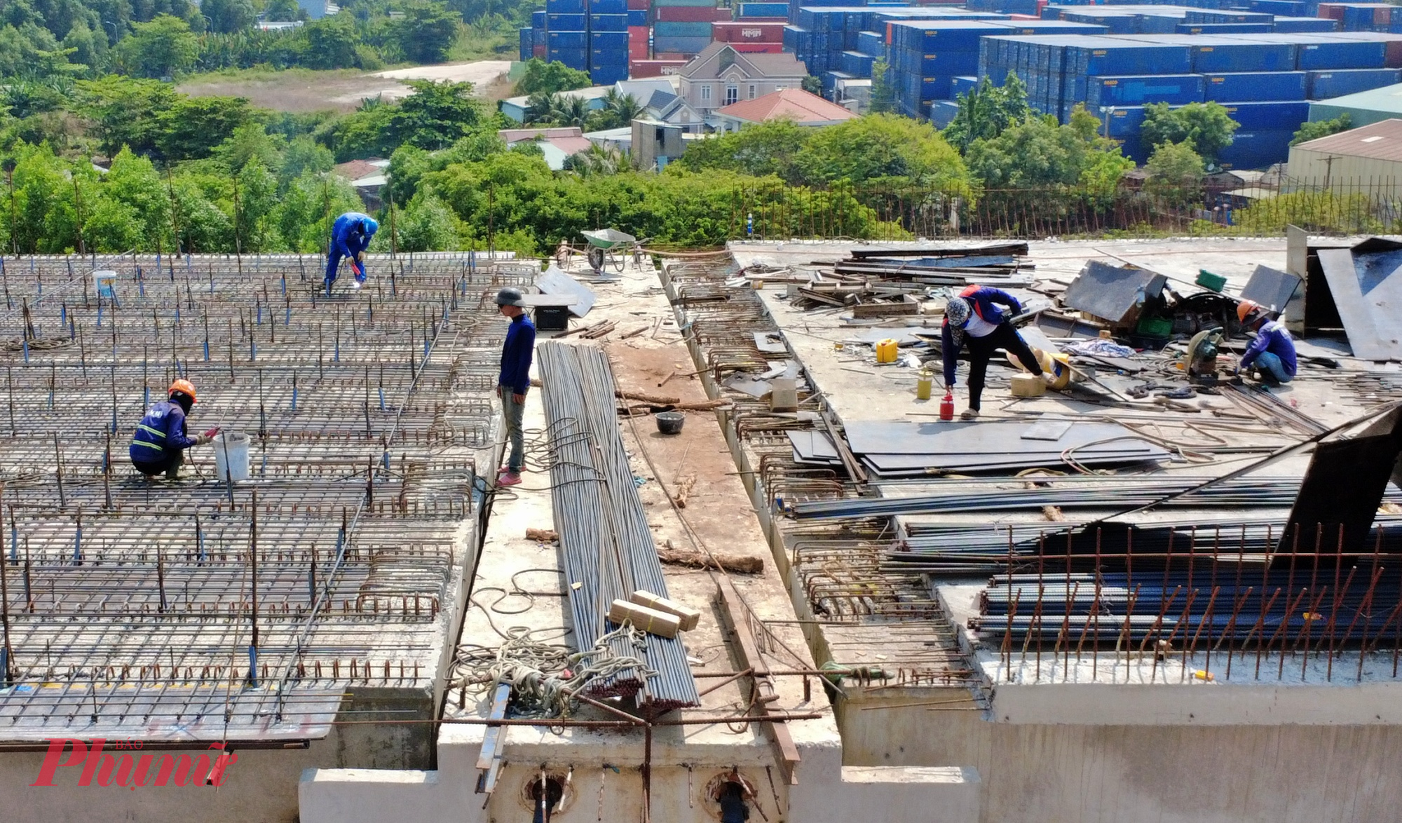 Công trường có hàng trăm công nhân, máy móc thi công sôi động, khẩn trương để kịp tiến độ.