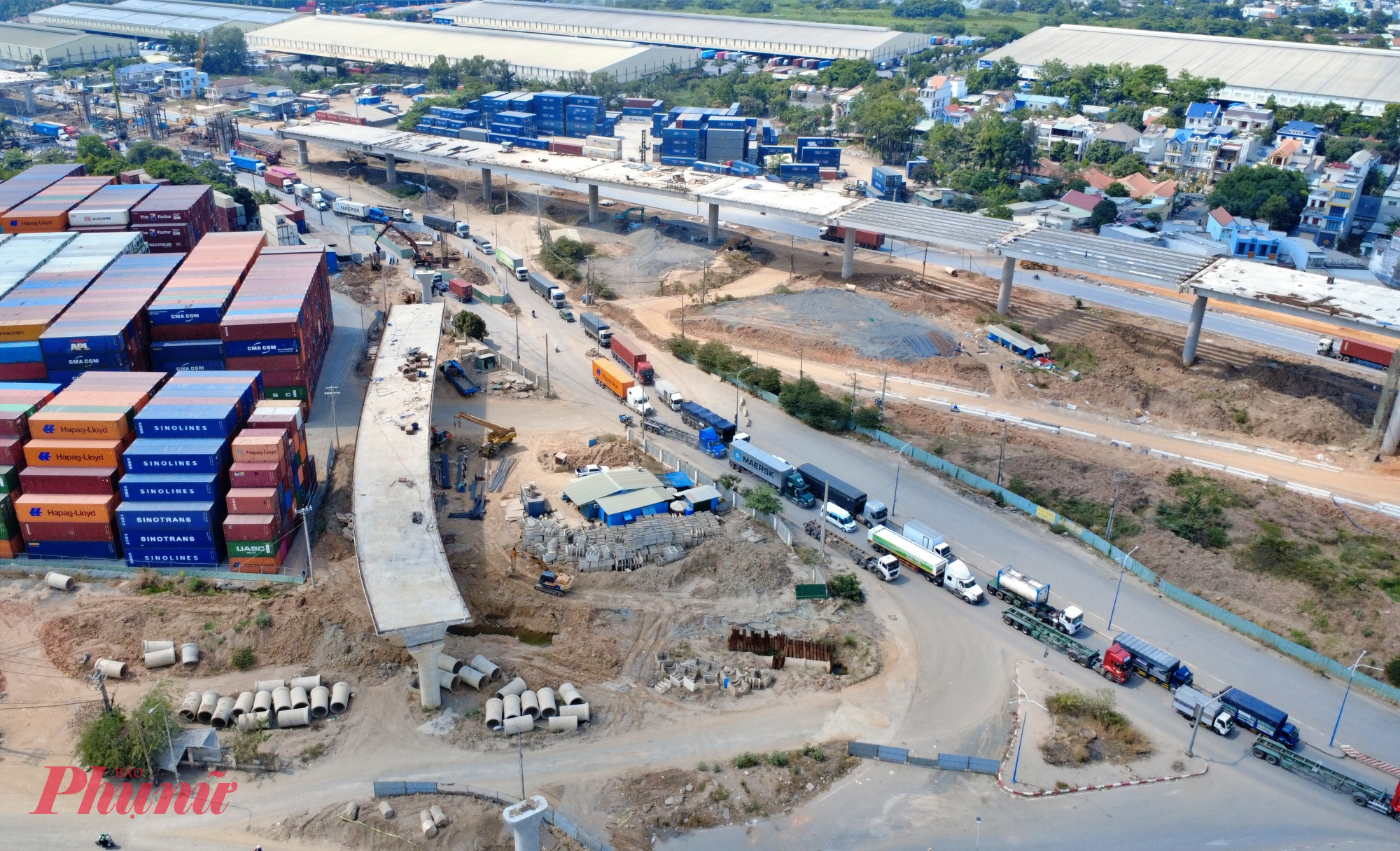 Bộ trưởng yêu cầu các đơn vị tiếp tục tập trung tối đa nhân lực, thiết bị và nguồn lực, tổ chức thi công khoa học để đẩy nhanh tiến độ các hạng mục còn lại, phấn đấu hoàn thành nút giao vào ngày 30/6. Đồng thời, một số nhà thầu triển khai chậm phải khẩn trương khắc phục, tăng cường máy móc và nhân lực để bảo đảm tiến độ chung của dự án.