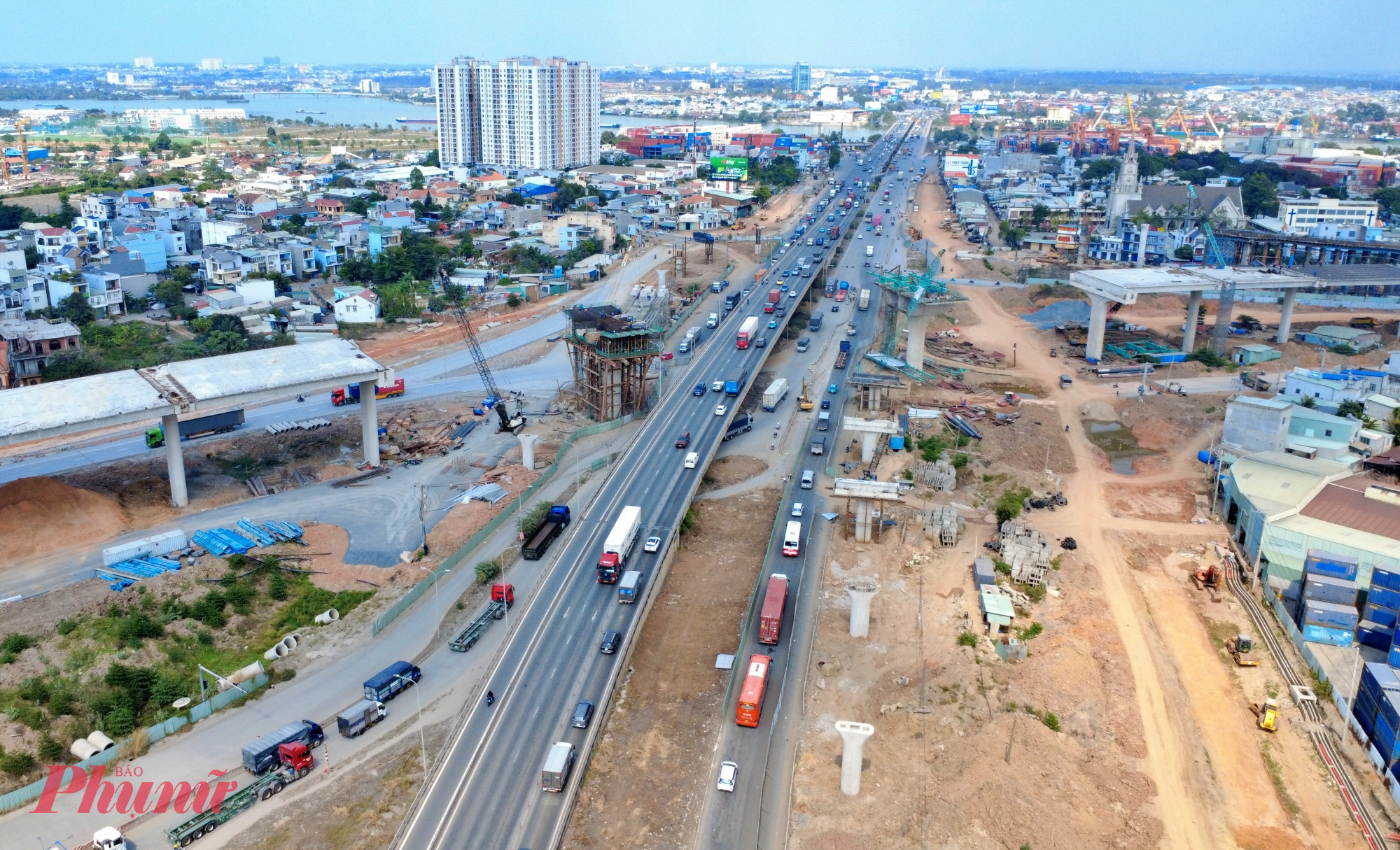 Công trình nằm tại khu vực giao cắt giữa Quốc lộ 1A, đường Mỹ Phước - Tân Vạn, đường ĐT743A, đường Nguyễn Xiển và kết nối trực tiếp với cầu Đồng Nai.