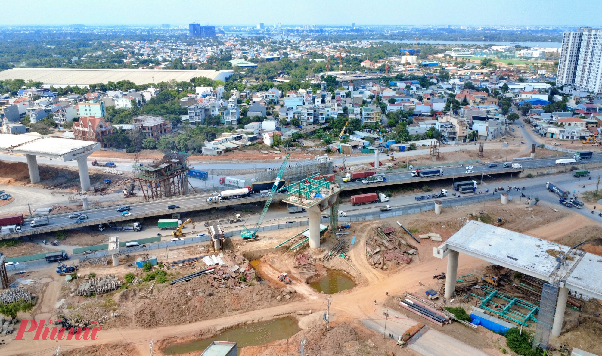 Đến nay, khối lượng thực hiện đạt khoảng 50% giá trị hợp đồng. Gói thầu có tổng mức đầu tư hơn 1.831 tỉ đồng, khởi công từ tháng 5/2024 và theo kế hoạch sẽ hoàn thành vào cuối năm 2026.