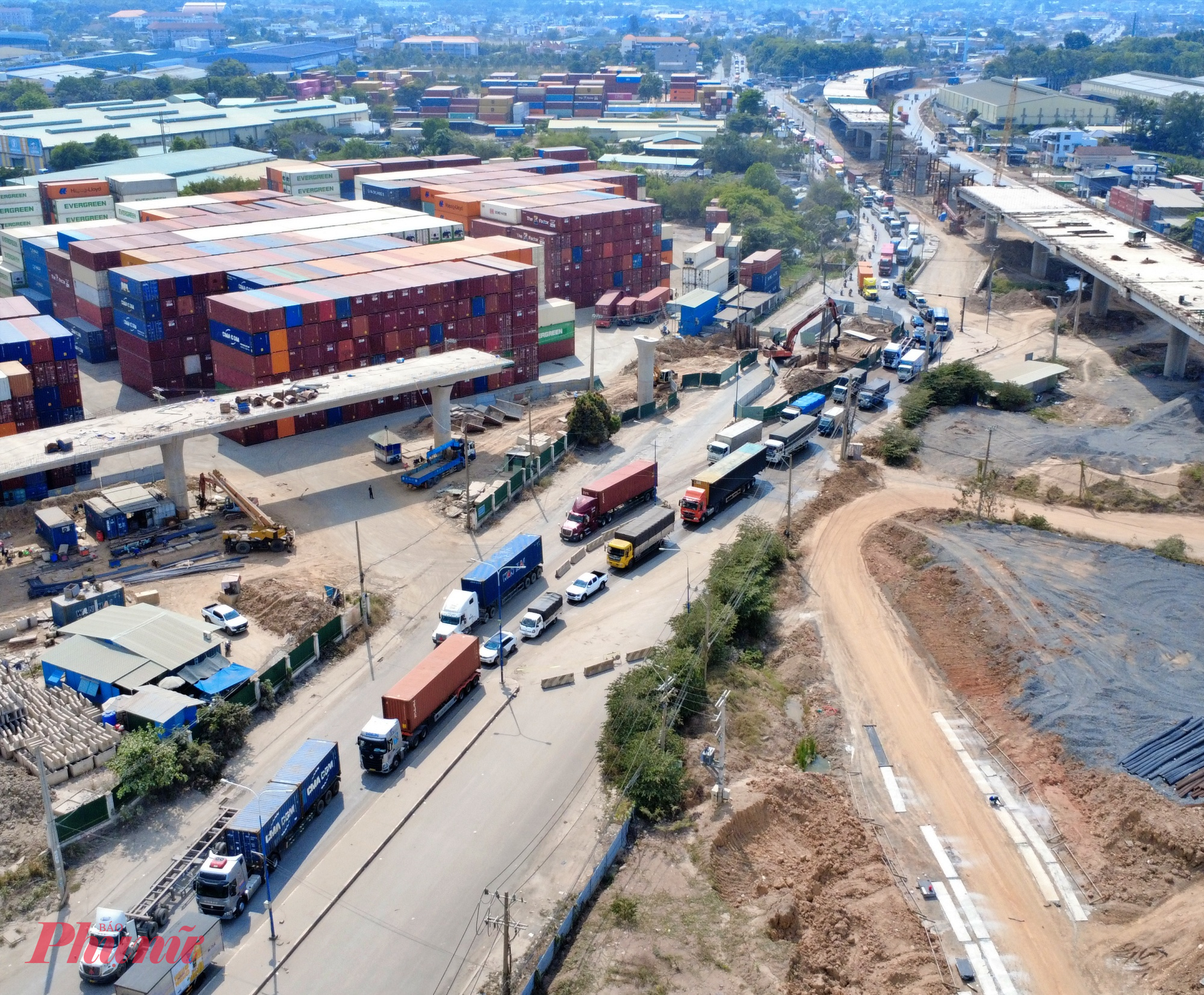 Nút giao Tân Vạn có lưu lượng xe đông đúc nhất TPHCM nên thường xuyên xảy ra ùn tắc tại khu vực này, đặc biệt thời điểm thi công dự án. 