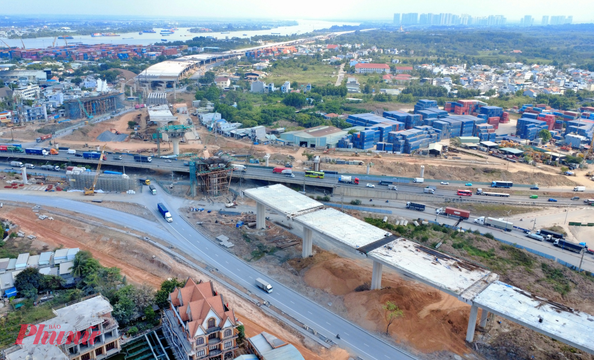 Với thiết kế 3 tầng giao thông, 5 nhánh cầu vượt và tổng chiều dài hơn 2,5 km, nút giao Tân Vạn cũng là điểm mở đầu cho đoạn Vành đai 3 trên cao dài khoảng 14,7km - một trong những hạng mục có quy mô kỹ thuật lớn nhất của toàn dự án.