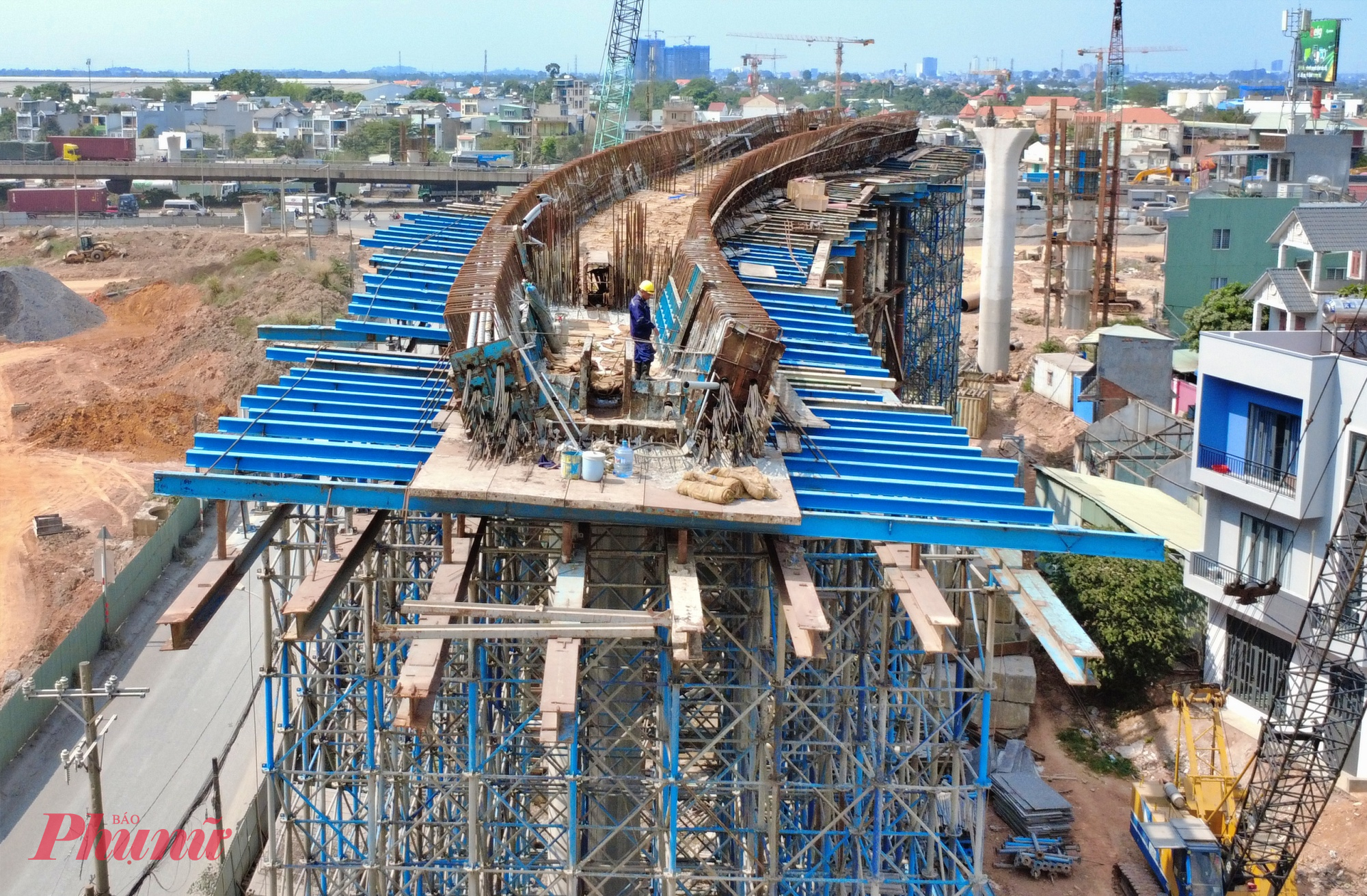 Trong quá trình thi công, dự án vẫn gặp một số khó khăn như khan hiếm nguồn vật liệu đá, vướng hạ tầng kỹ thuật chưa di dời và chậm bàn giao mặt bằng tại một số vị trí. Bên cạnh đó, giá vật liệu xây dựng và xăng dầu tăng cao cũng làm gia tăng chi phí thi công.