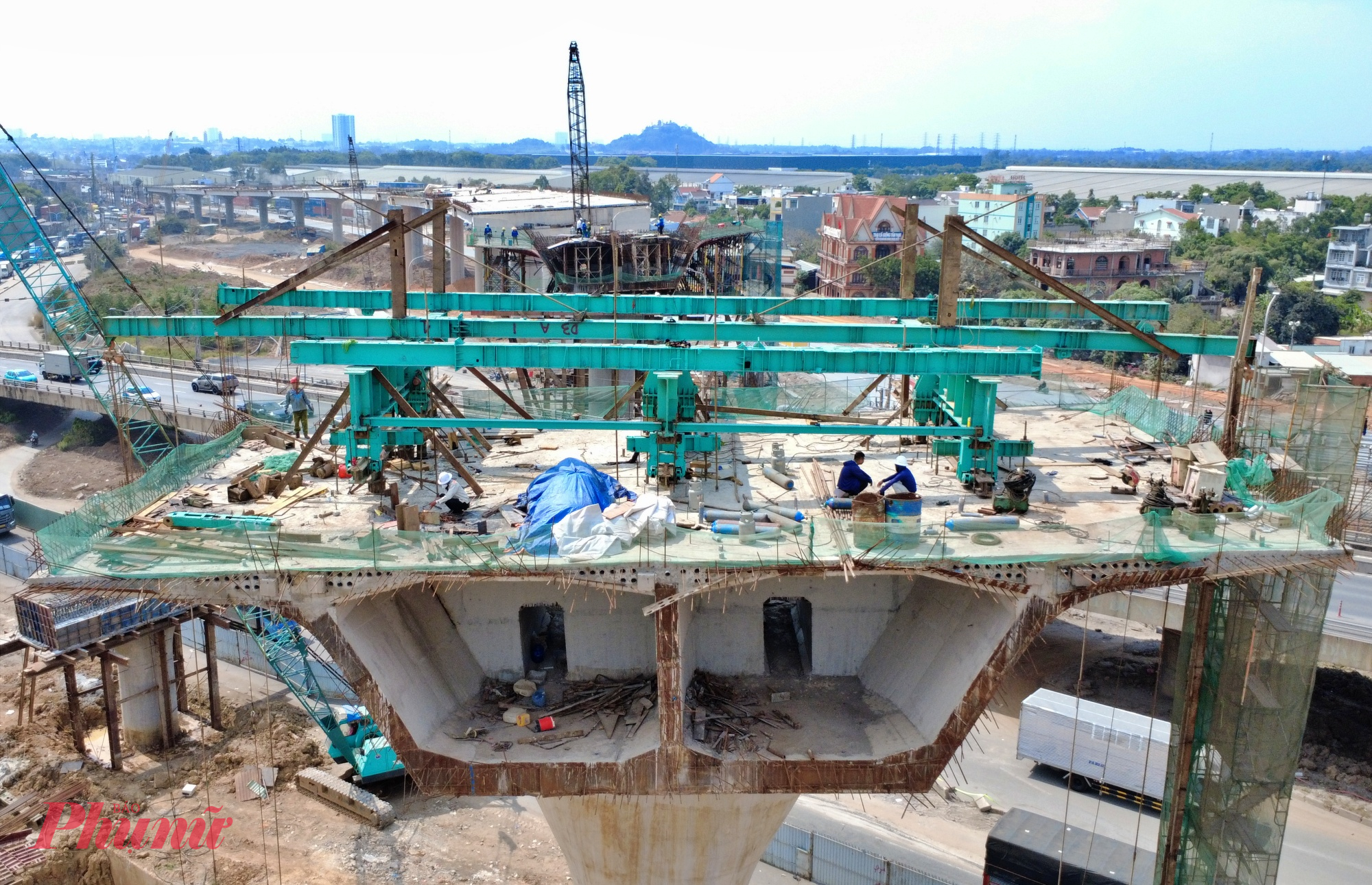 Một trụ cầu tại đoạn tiếp giáp với Quốc lộ 1 đang dần hoàn thiện để hợp long với các đoạn còn lại 